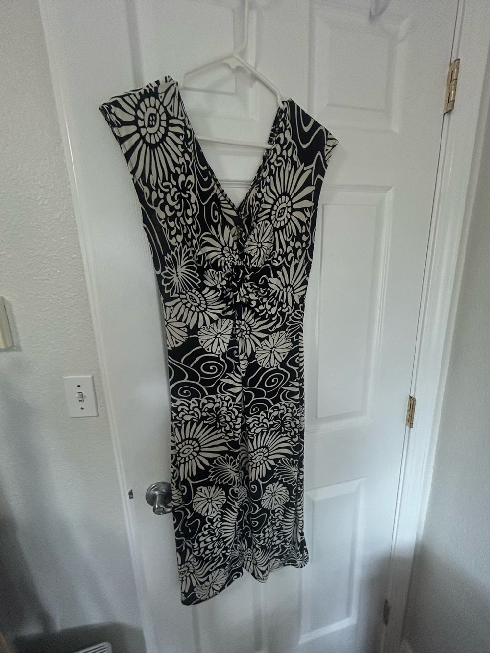 GNW Black and Cream Floral Twist-Front Midi Dress